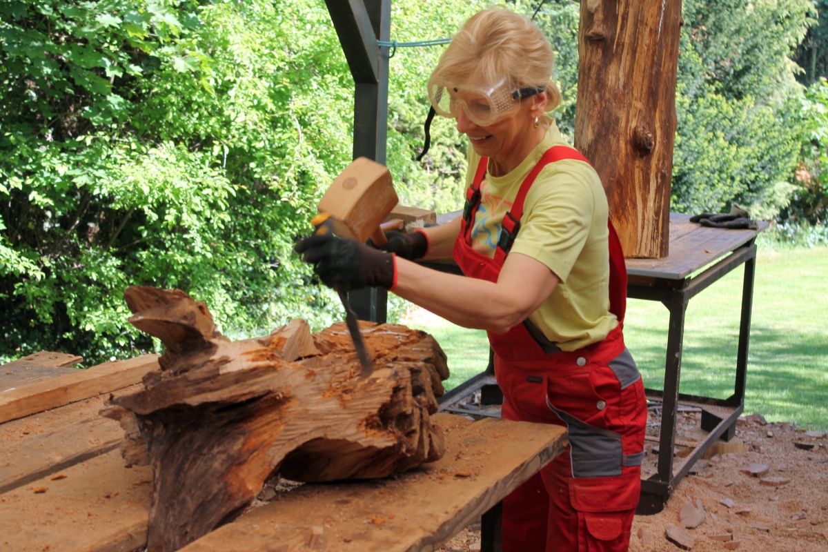 Michaela will auch eine Eichenschale. Sie soll mit nach Barbados. Das macht dort natürlich was her: "German Oak Trunk". Hat da nicht jeder.