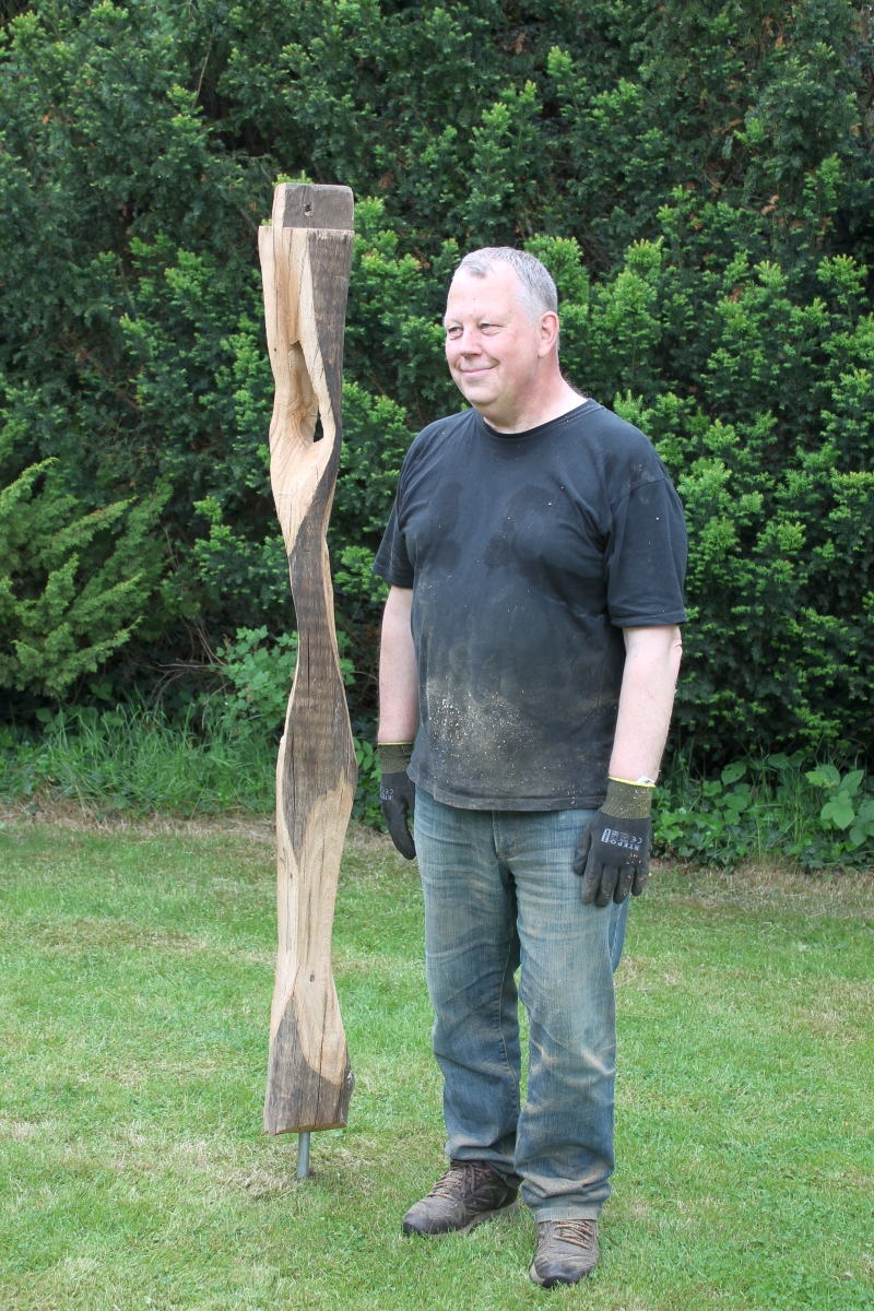 Dieter mit seiner Stele für den Garten