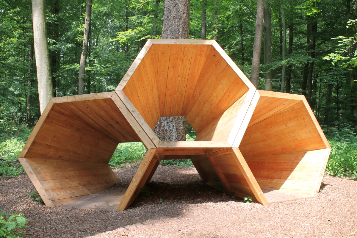 Holzkunstwerk im Wald