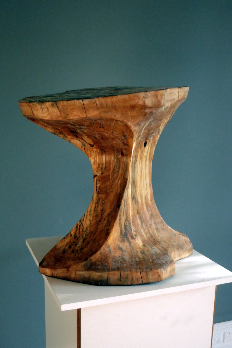 Eine Art Hocker - "Modell Sanduhr" (Leider muss der Herr morgen früh schon nach England, sonst dürfte er noch ein paar Stunden schleifen.)