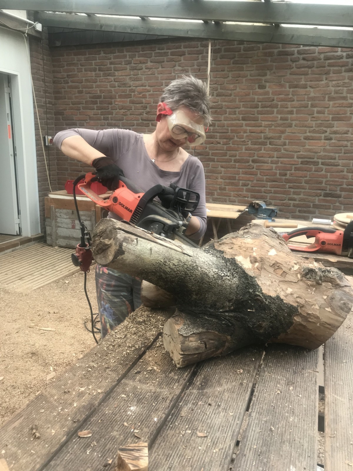 Davor, die Kettensäge frisst ihr aus der Hand.