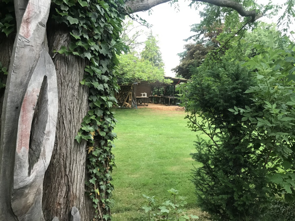 Blick zur Werkstatt in der Ferne