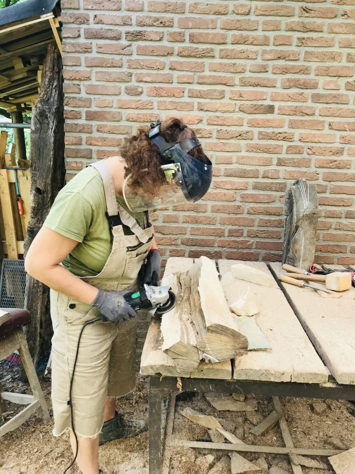 Was macht Carmen? Erst mal Späne.