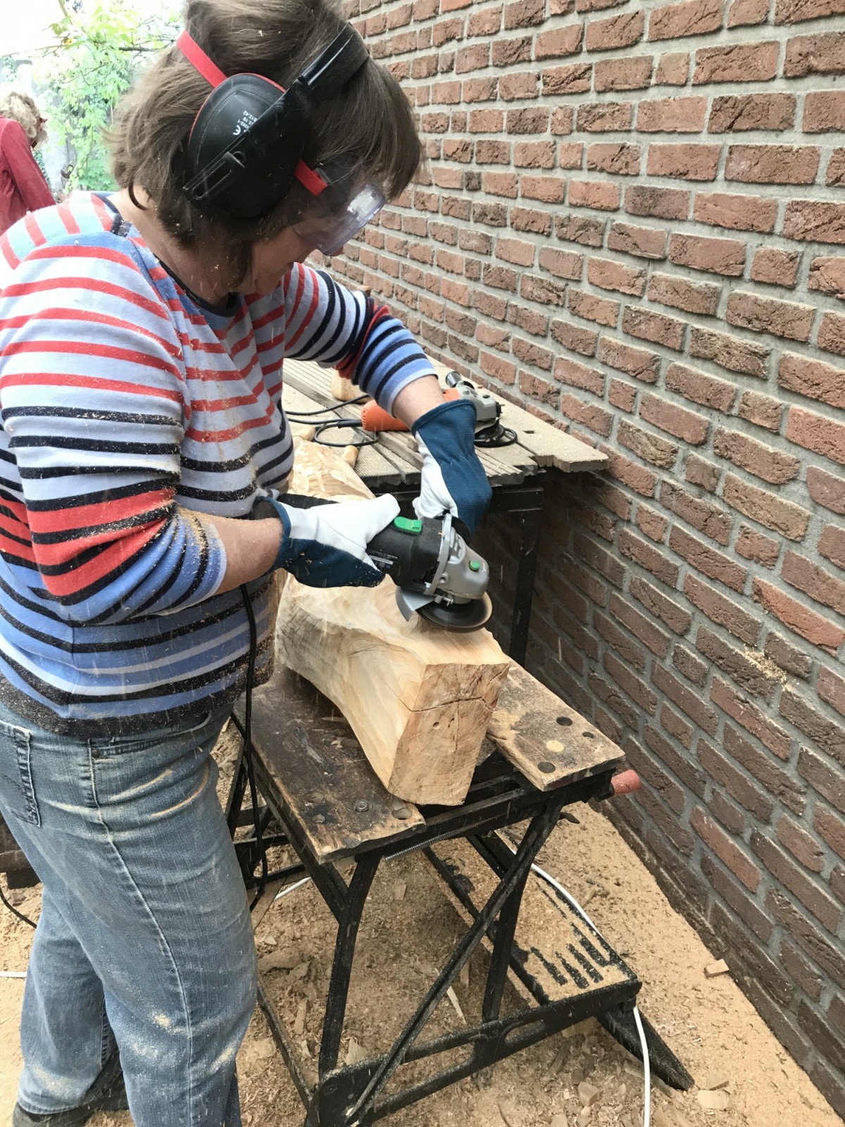 Karin kombiniert Körperschluss mit Sicherheitsabstand.
