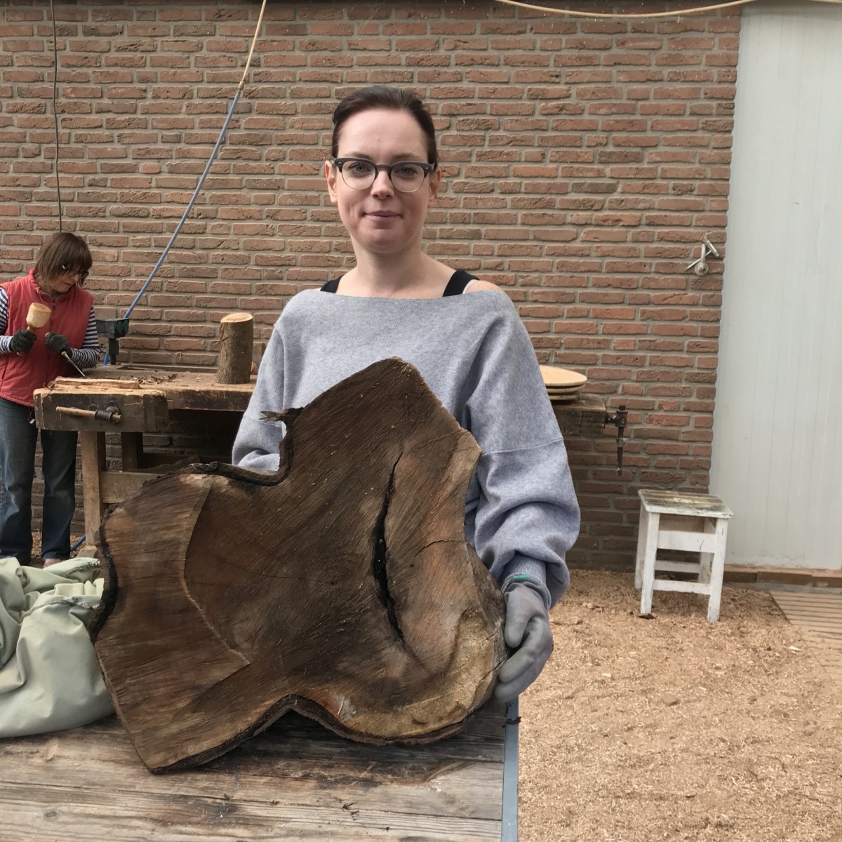 Ines mit Walnuss, im Hintergrund Ulrike mit ihrem Kleinchen