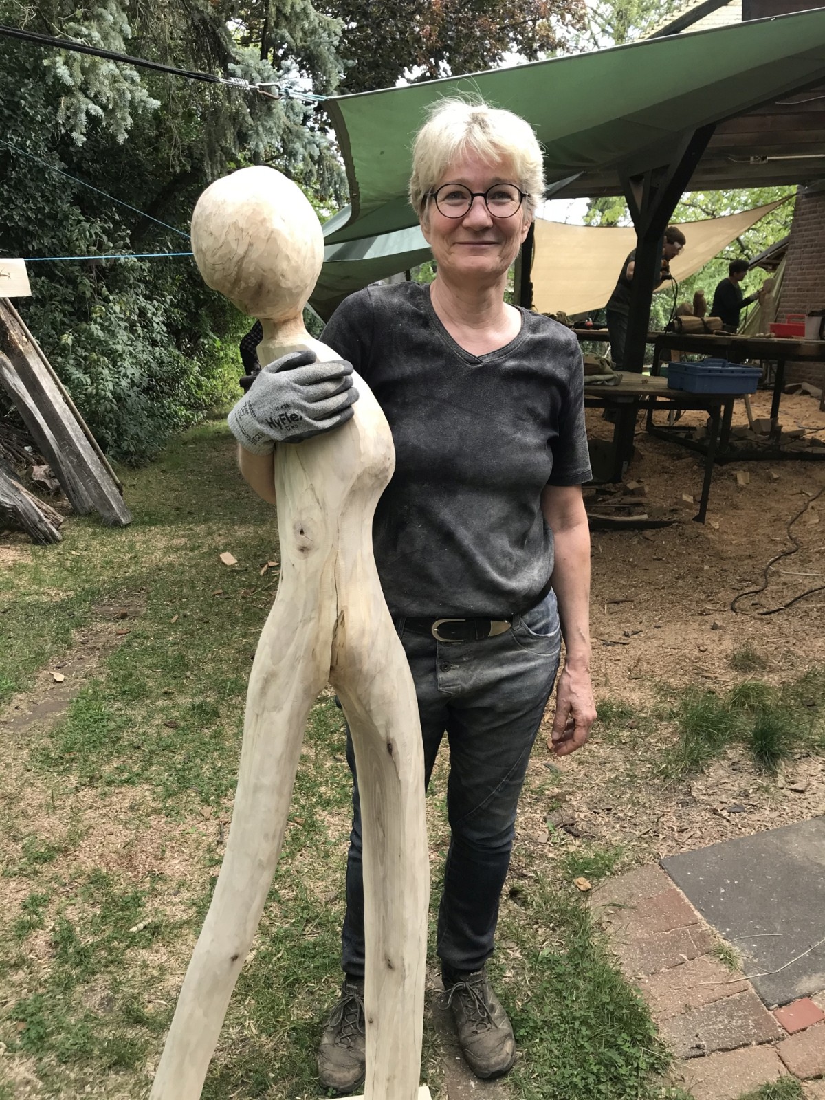 Heike mit ihrem neuen Freund, oder ist es eine Freundin und wohin schaut das Wesen denn?