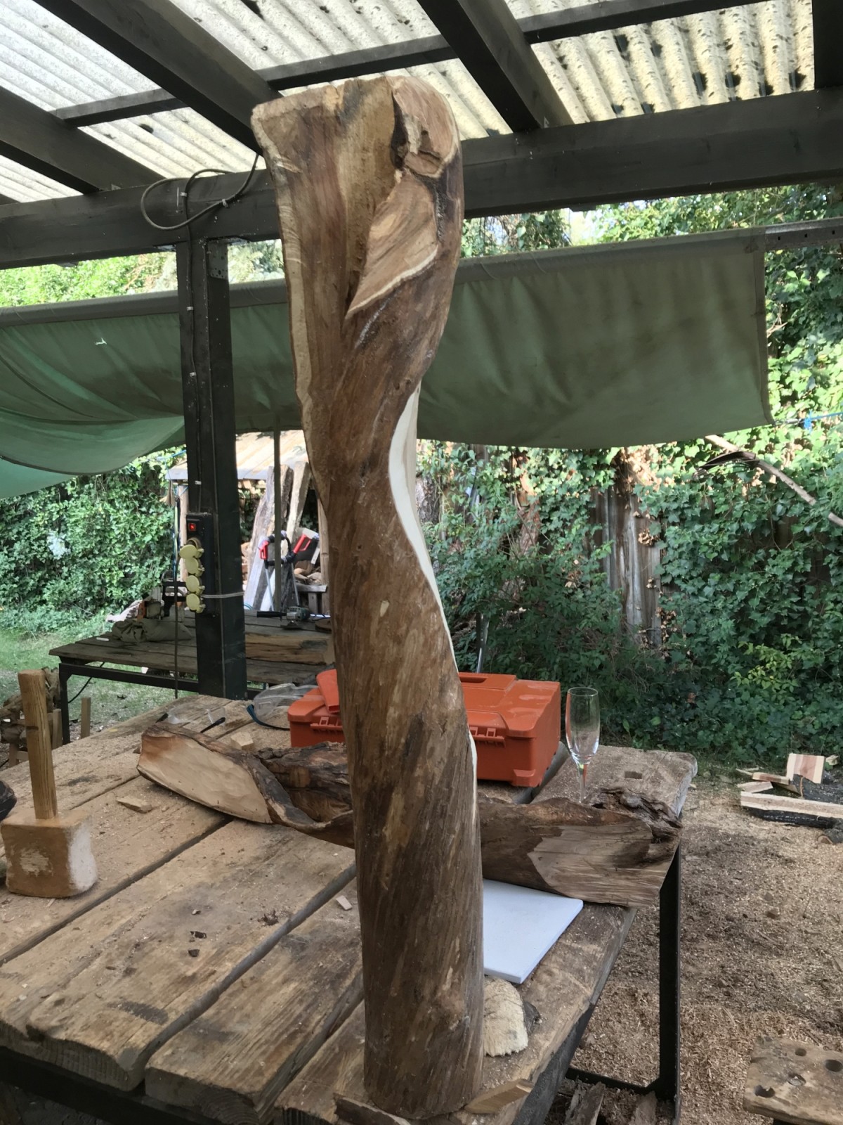 Rückseite mit angedeuteter Taille