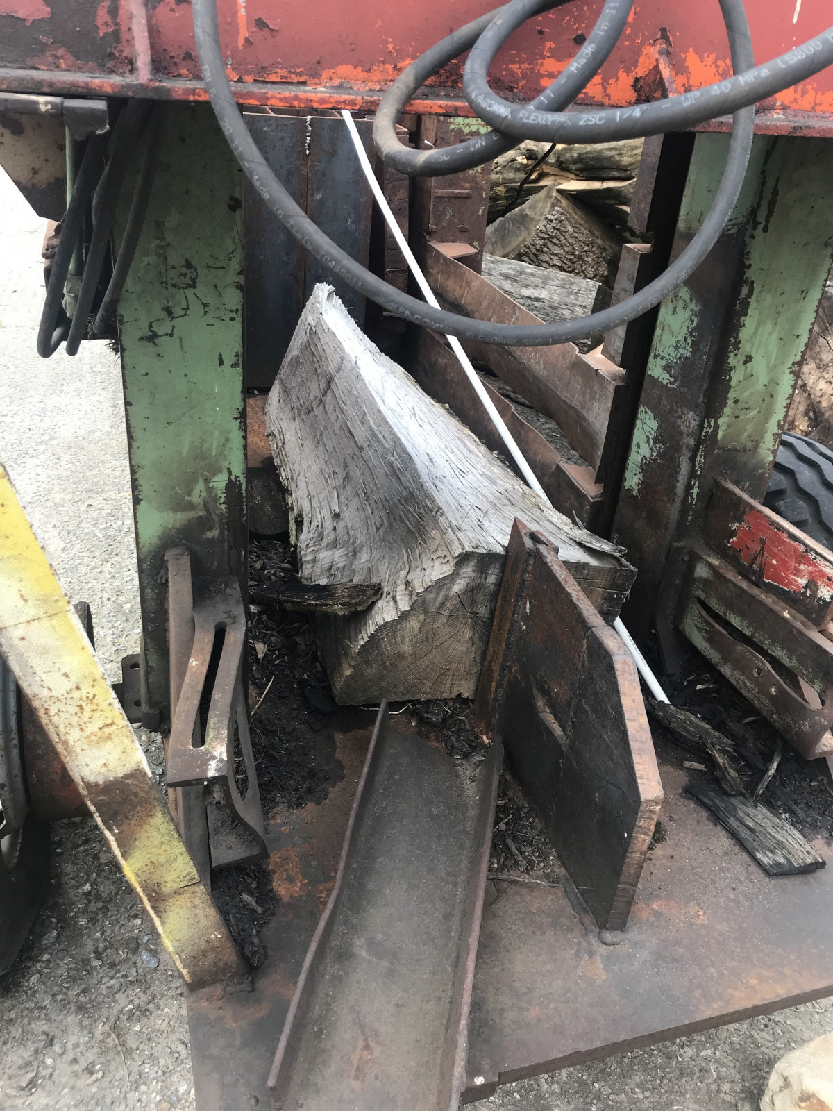 Holzspalter in der Umgebung - damit habe ich nix zu tun, aber er gefiel mir auch auf Anhieb