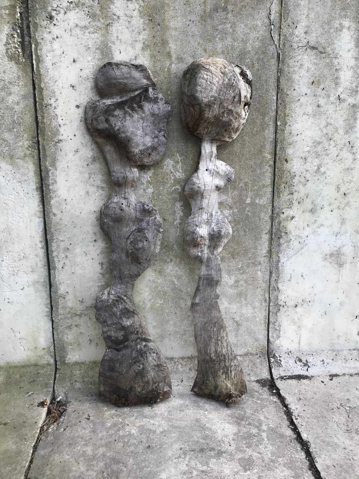 Jacco und Metti warten auch auf Farbe. Diese Figuren hat mir Renate vor Jahren hinterlassen. Sie fangen an mir zu gefallen. Jetzt dürfen sie an die Mauer.