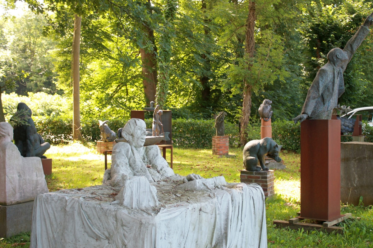im Skulpturengarten einer Künstlergruppe