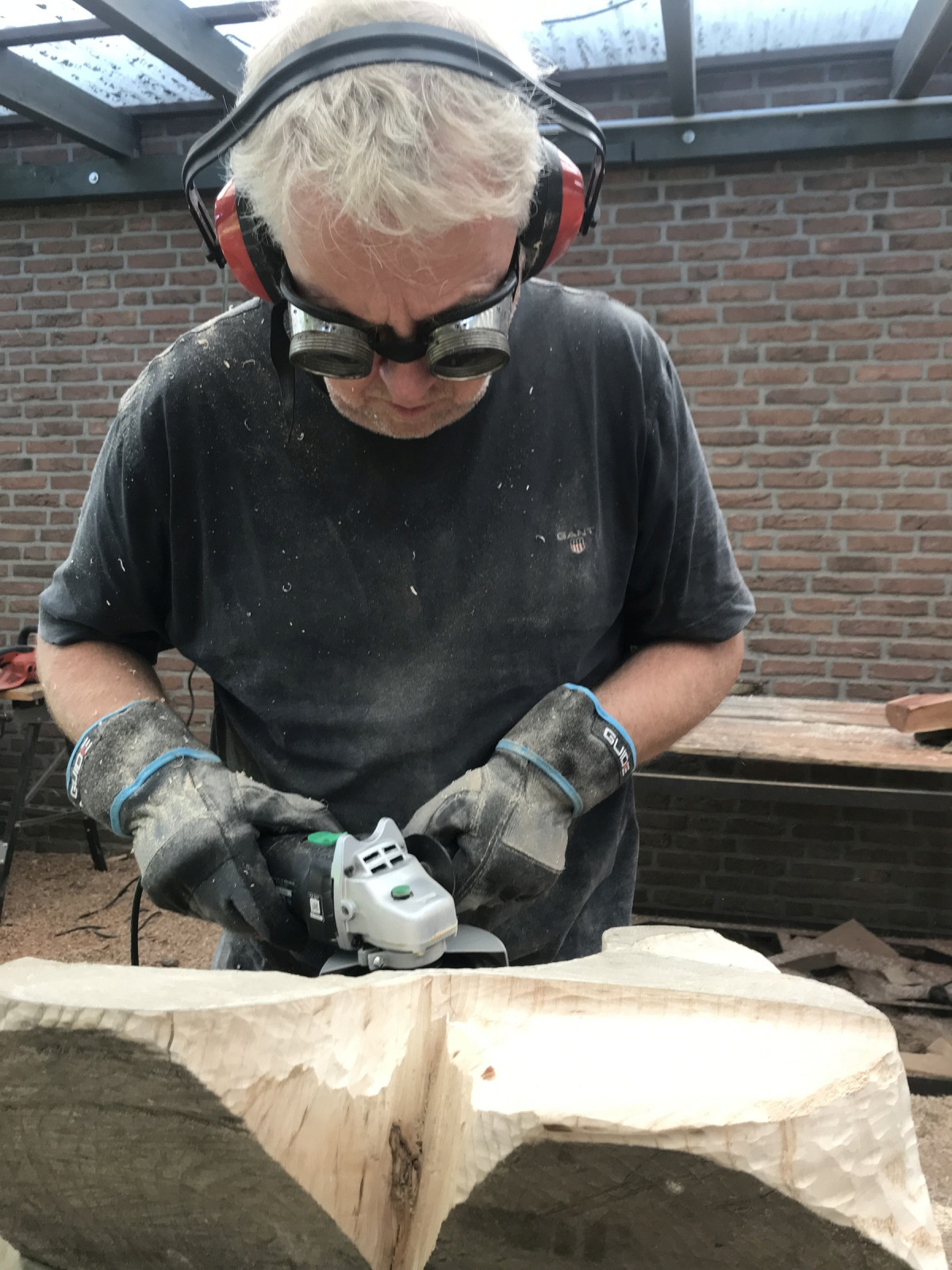 Nehmt ihm die Säge weg und gebt ihm den Woodcarver
