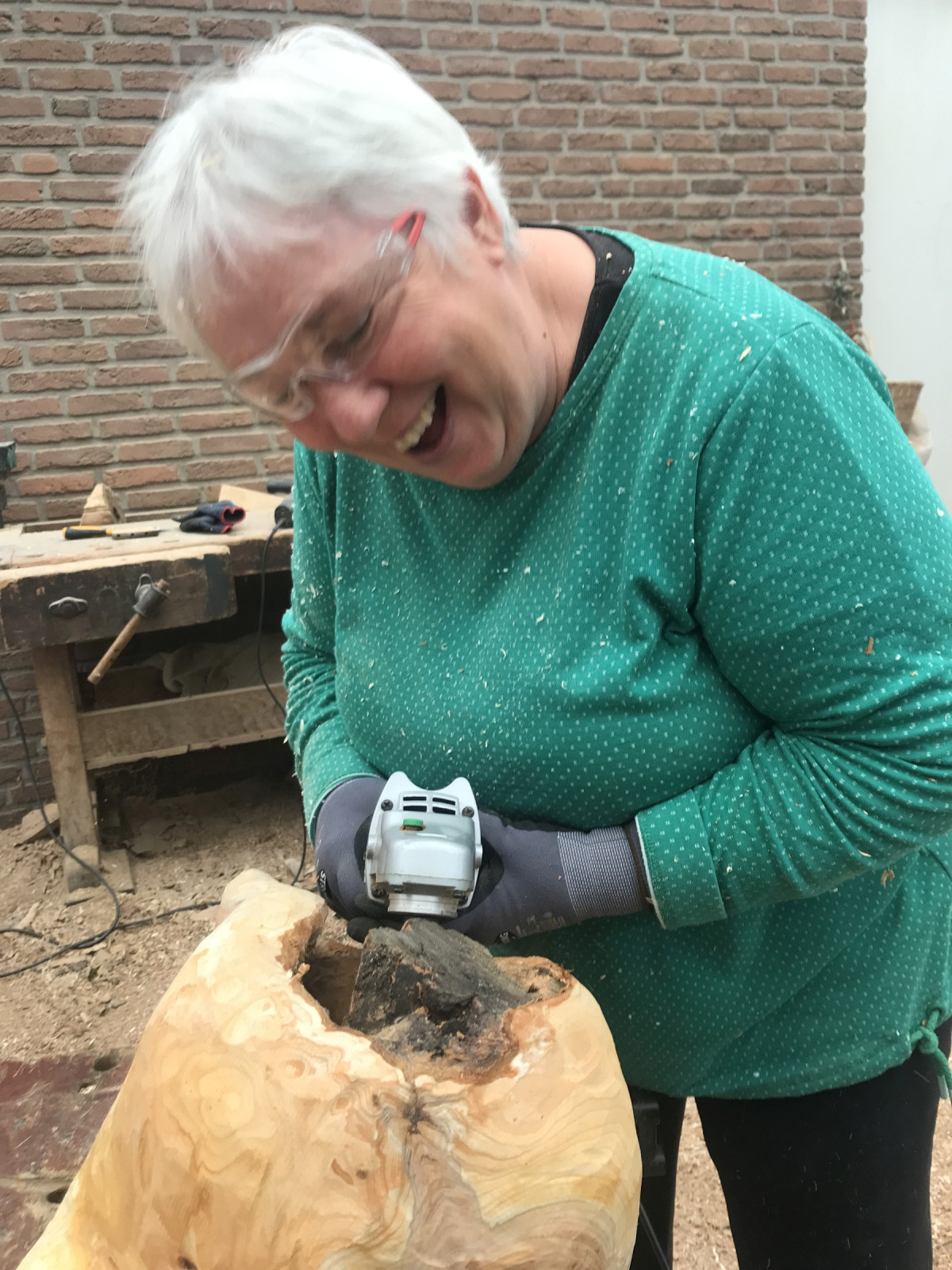 Dazwischen ein paar anstrengende Stunden vorsichtigsten Entfernens von Holz (ca. 50%)