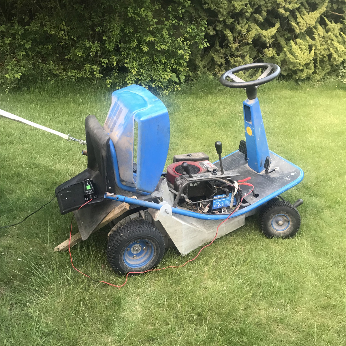 High-Tech-Rasenmäher betanken mit Benzin und Strom - check
