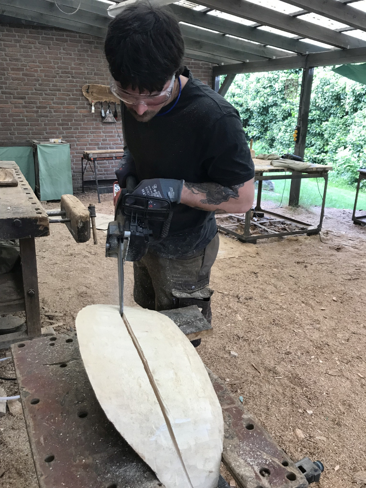 Was macht er? Surfbrett?