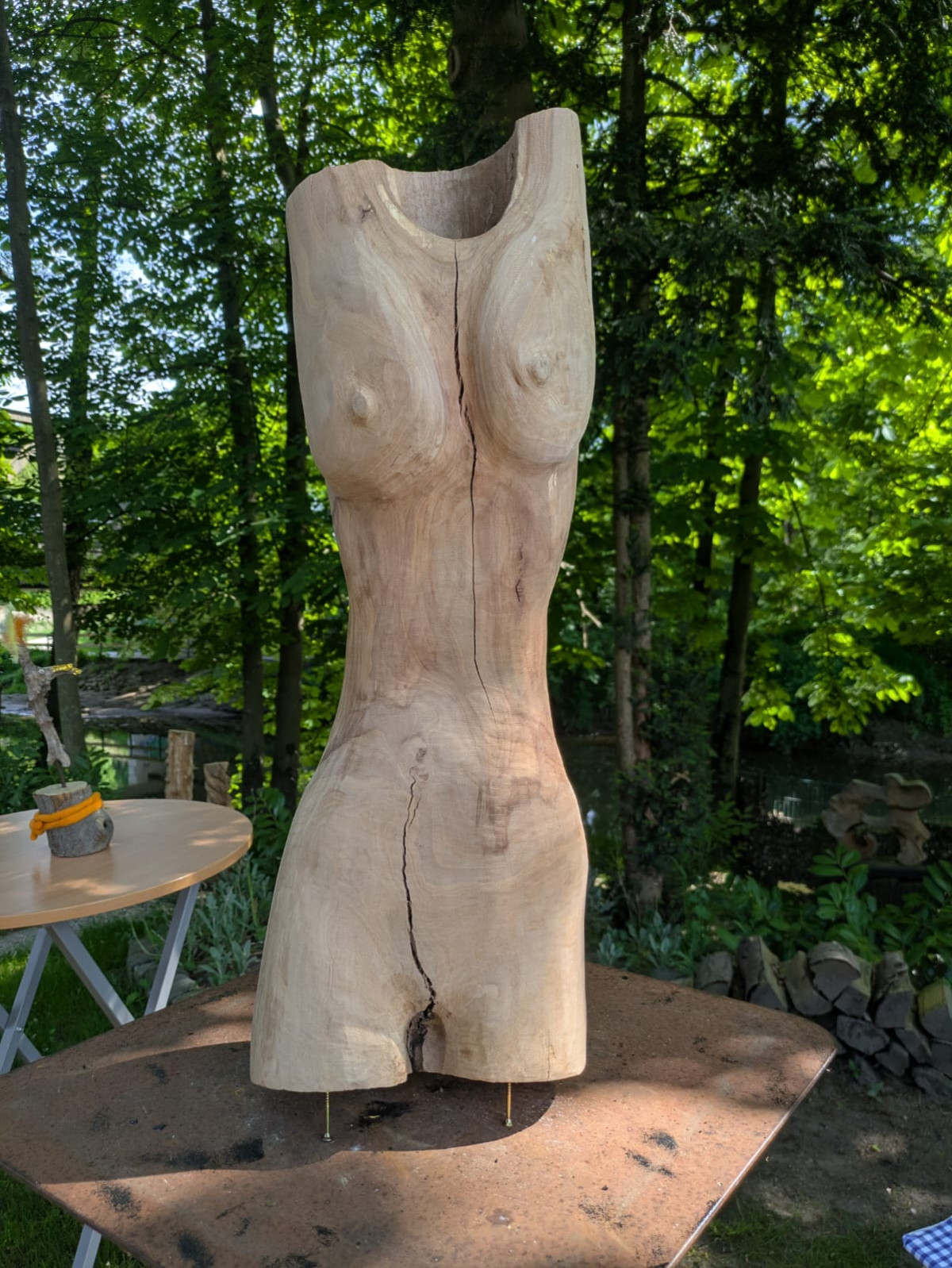 Es bleibt dabei, das Holz macht was es will. Es reißt wann und wo es will.