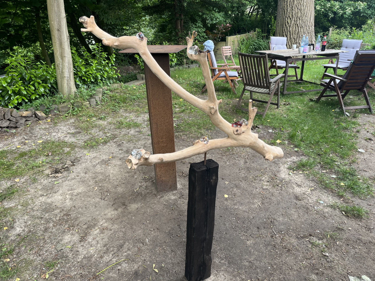 Mit geflämmtem Sockel/Podest...
