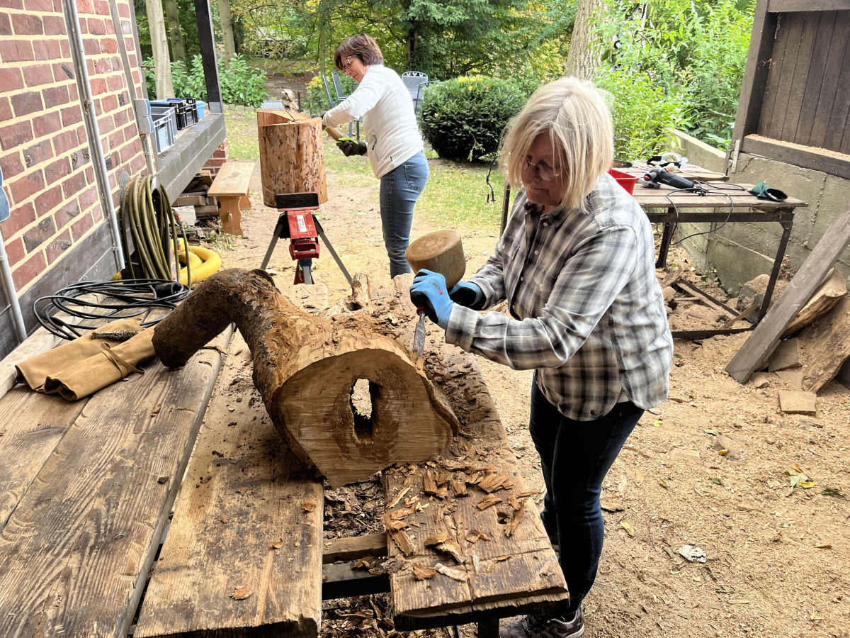 Margit bei der Arbeit an einem Rohling